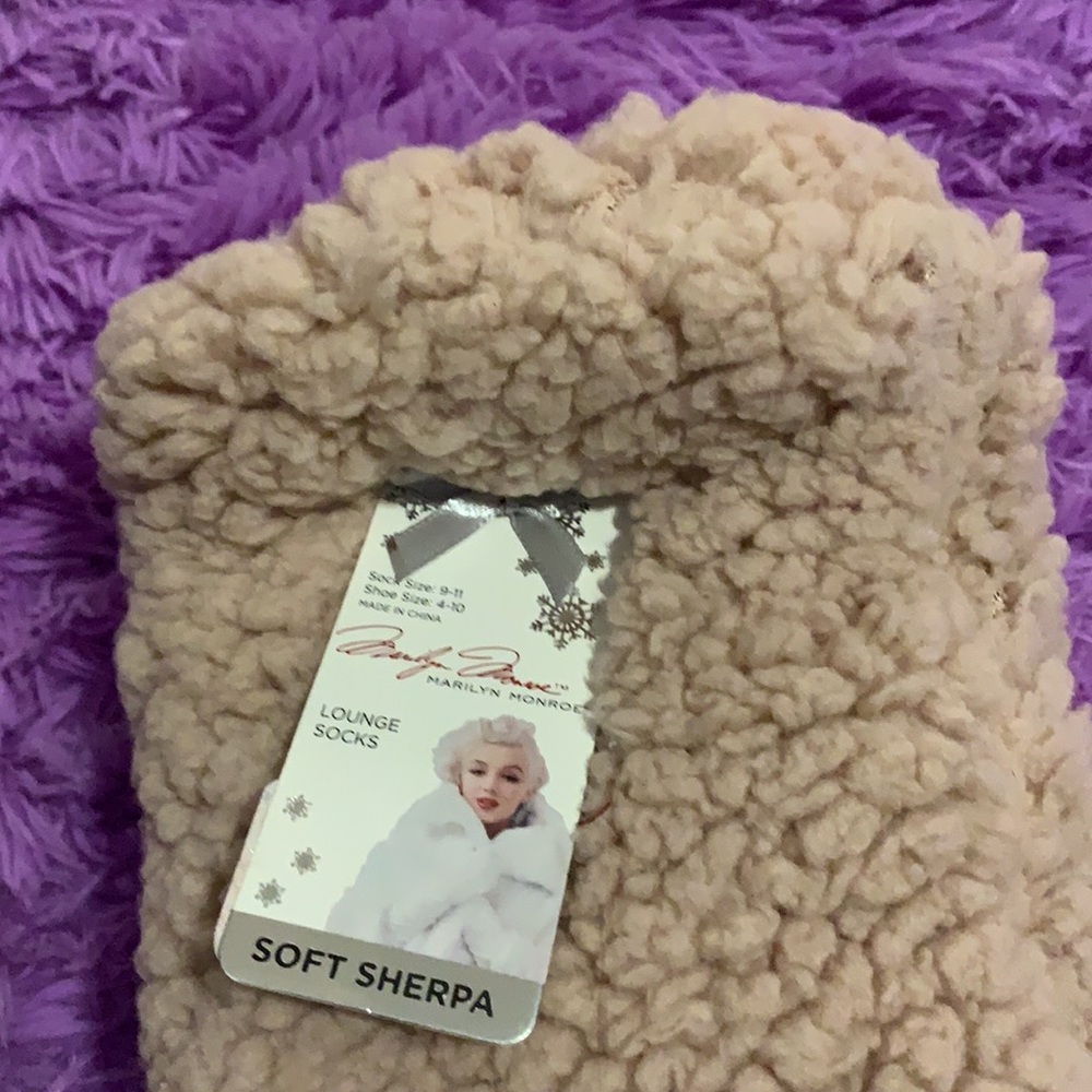 Oversized Sherpa Lounge Socks 🧦 - Picture 2 of 4